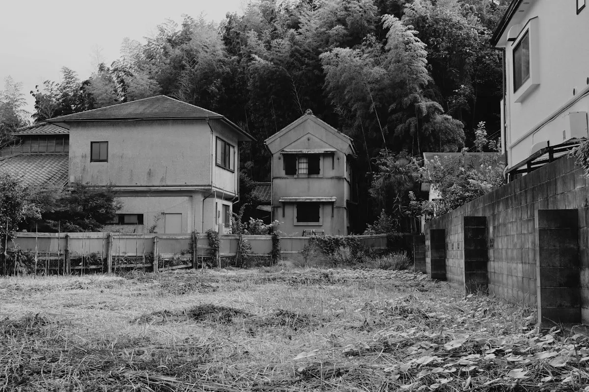 廃屋の残る空き地
