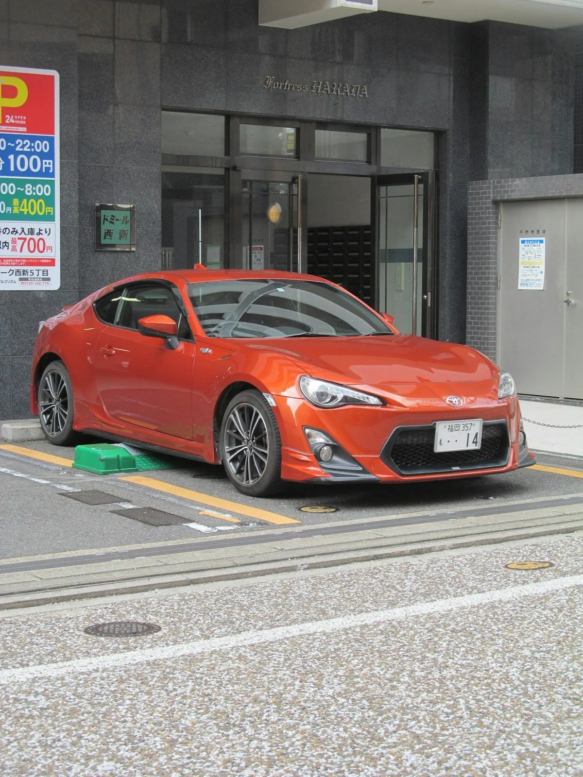 住宅街の駐車場