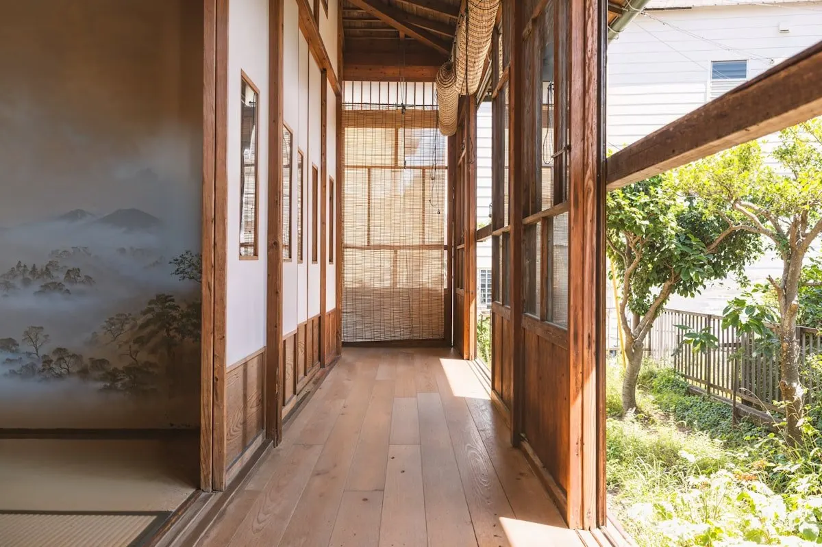 古い日本家屋の縁側