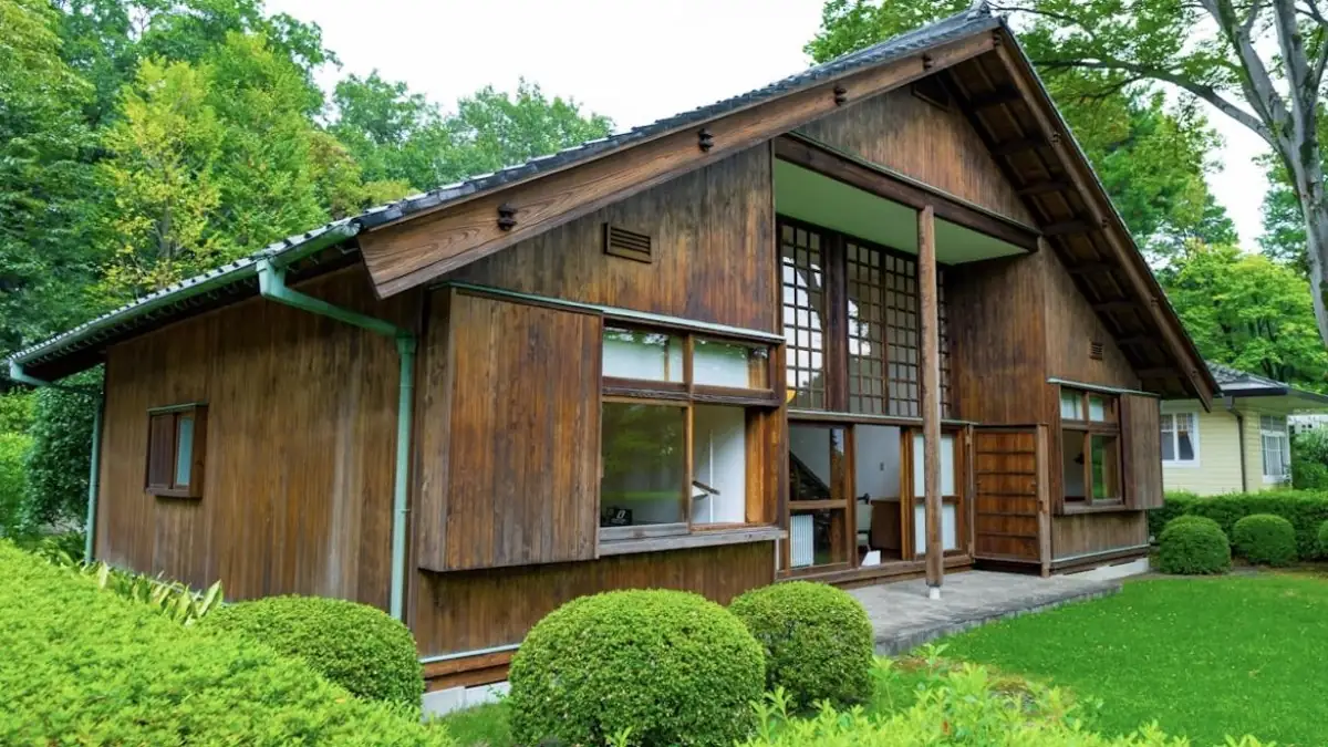 庭木に囲まれた木造の日本家屋