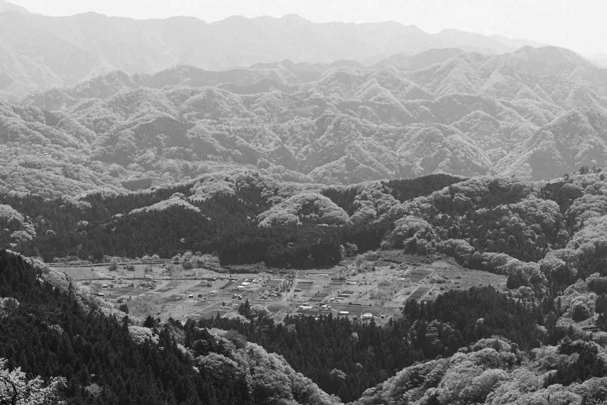 山あいの集落の遠景