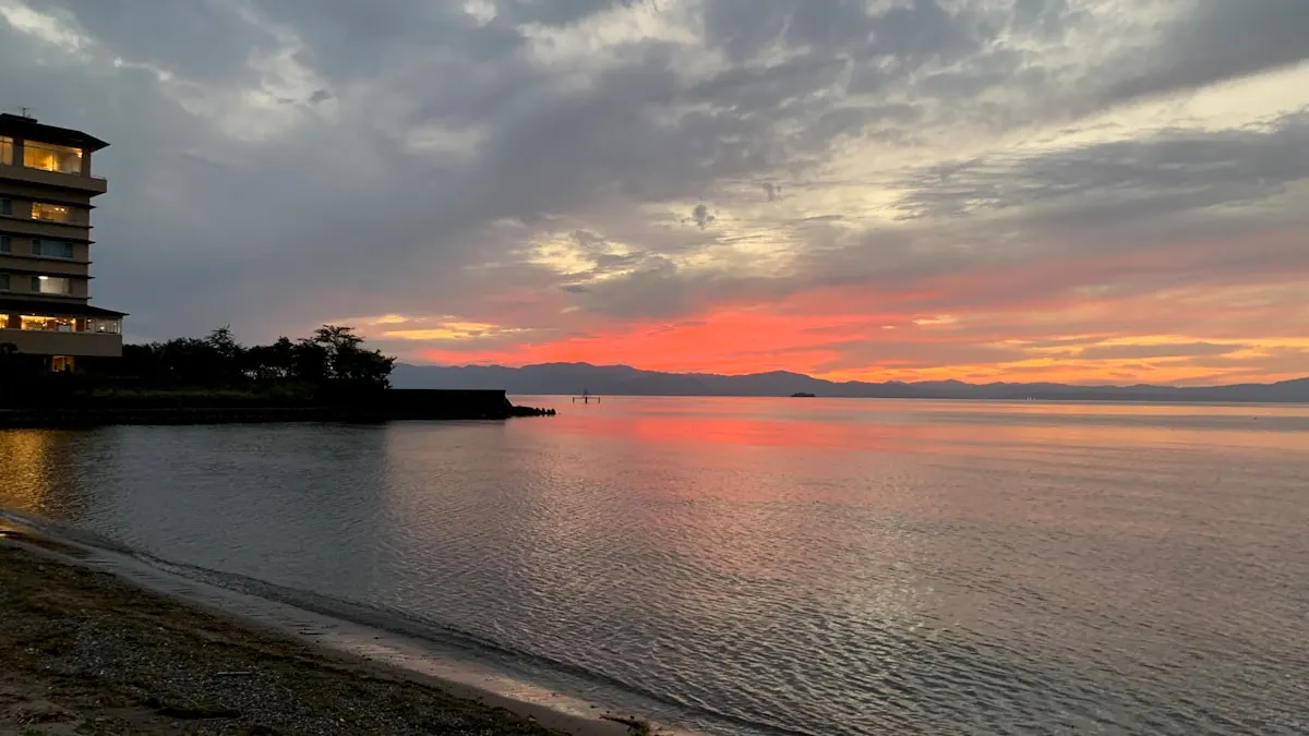 夕暮れの琵琶湖岸