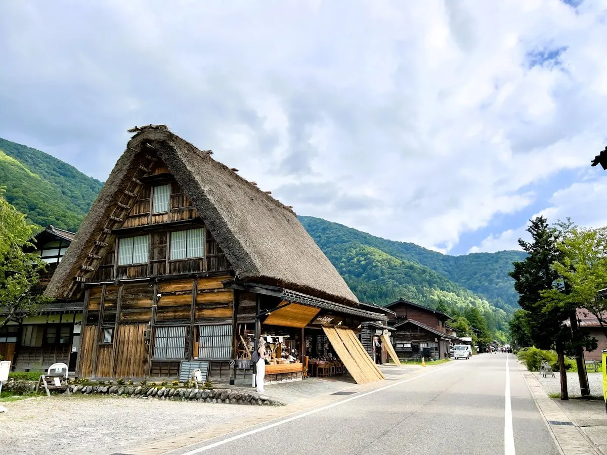 茅葺きの古民家と道