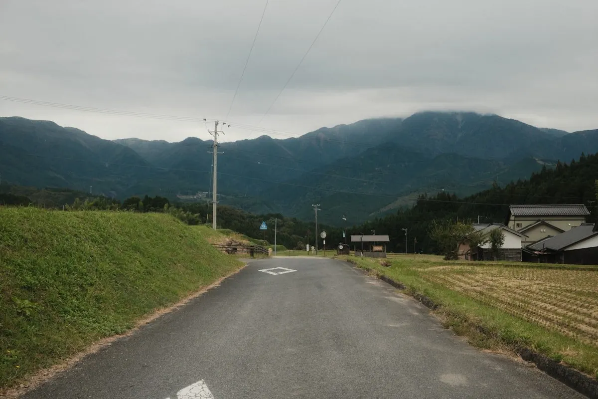 農道沿いの家々
